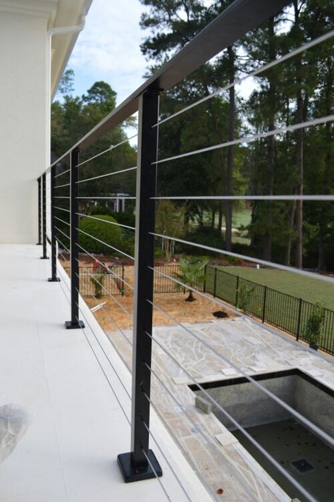 Flat top cable railing system, top mounted with base plate covers and powder coated black Reling Design, Deck Skirting, Deck Railing Design, Cable Railing Systems, Railing Ideas, Balcony Railing Design, Railings Outdoor, Deck Railing, Porch Railing