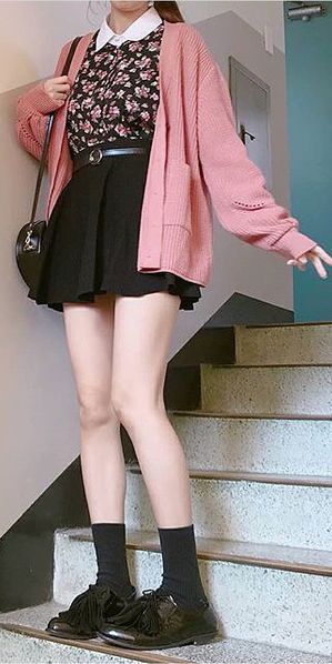 Cute Pink And Black Outfits, Black And Pastel Outfit, Knit Cardigan Outfits, Pink Outfits Cute, Pink Cardigan Outfits, Light Pink Shoes Outfit, Pink And Black Outfit Aesthetic, Light Pink And Black Outfit, Kawaii Outfits Pink