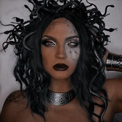 Costume Medusa, Snakes Black, Vampire Makeup Ideas, Medusa Halloween Costume, Medusa Makeup, Halloweenský Makeup, Medusa Costume, Vampire Makeup, Holloween Costume