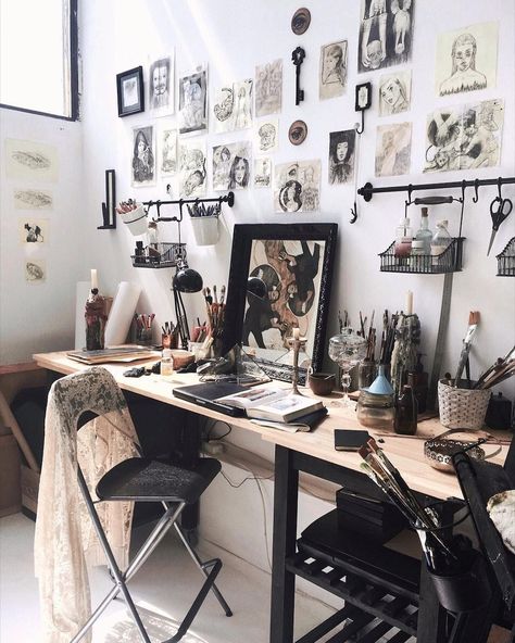 Anchor Aesthetic, Small Spaces Ideas, Home Art Studios, Scrapbooking Room, Deco House, Art Studio Organization, Studio Spaces, Art Studio Design, Studio Desk