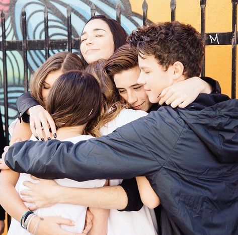 Group hug!!! Caden Conrique, Famous Tiktokers, Hug Pose, Chicken Boy, Hug Pictures, Hayden Summerall, Rock Your Hair, Annie And Hayden, Friends Hugging