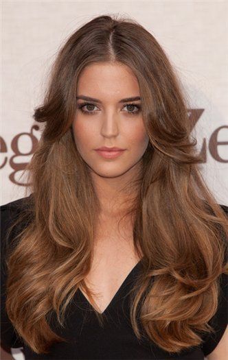 Clara Alonso Clara Alonso, Layered Hair With Bangs, Long Hair Color, Brown Blonde Hair, Lace Hair, Grunge Hair, Light Brown Hair, 가을 패션, Layered Hair