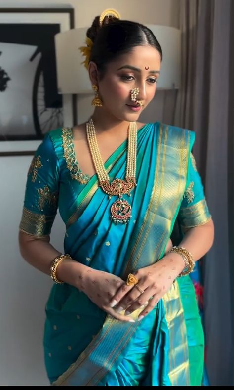 Pastel Sarees For Engagement, Marathi Sadi Look Simple, Maharashtrian Jewellery Traditional, Nauvari Saree Brides, Marathi Wedding Look, Nauvari Saree Look, Marathi Saree Look, Paithani Dress, Marathi Look