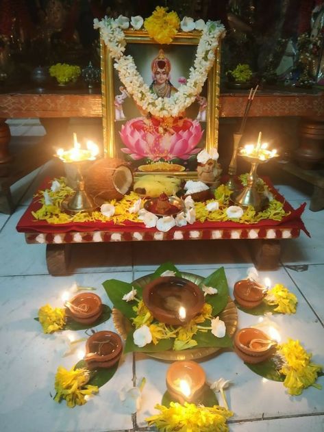 Navratri Puja, Pooja Door Design, Mandir Decoration, Diwali Pooja, Thali Decoration Ideas, Ganapati Decoration, Diwali Decorations At Home, Housewarming Decorations, Diy Diwali Decorations