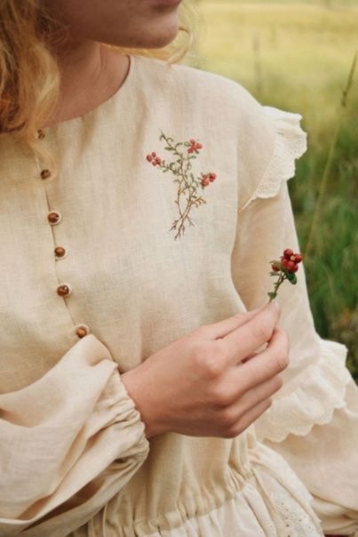 Pola Sulam, Embroidery On Clothes, 자수 디자인, Embroidered Clothes, Mori Girl, Red Bead, Embroidery And Stitching, Mode Inspiration, Looks Vintage