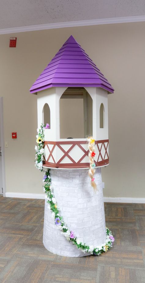 Rapunzel Castle Diy Tangled Tower, Tangled Photo Backdrop, Rapunzel Cardboard Tower, Tangled Homecoming Float Ideas, Repunzle Tower, Tangled Tower Diy, Rapunzel Birthday Party Decorations Diy, Rapunzel Diy Decorations, Tangled Photo Booth