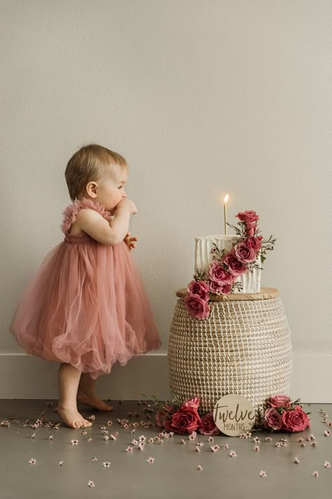 1st Birthday Photoshoot Backdrop, One Year Winter Photos, 1st Year Birthday Photoshoot Ideas, Turning 2 Photoshoot, Diy First Birthday Photoshoot At Home, Cake Smash Baby Girl, One Year Girl Photoshooting Ideas, Minimalist First Birthday Girl, Whimsical First Birthday Photoshoot