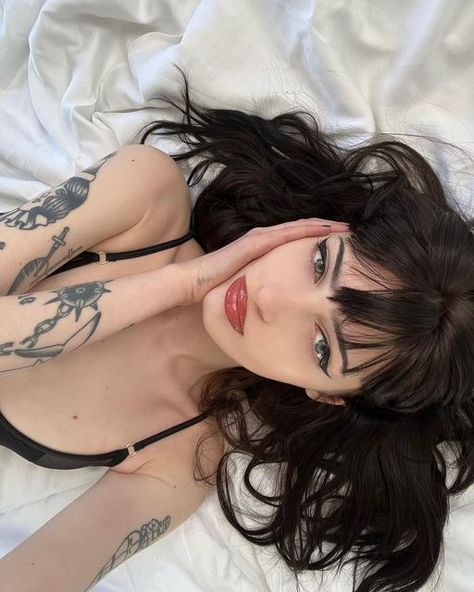 Soft Goth Hair, Black Hair Woman Aesthetic, Girl With Tattoos Aesthetic, Dark Hair And Tattoos, Tattooed Woman Aesthetic, Women Face Claims, Tattoo Girl Aesthetic, Pretty And Smart, Ideal Face