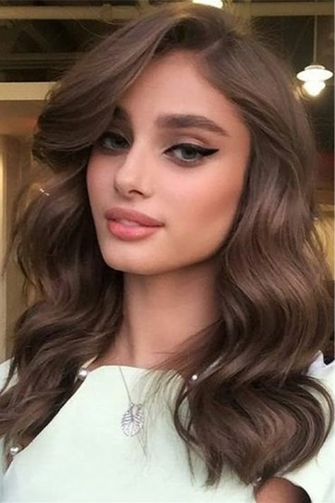 Side Part Hair Down Wedding, Fancy Down Hairstyles For Medium Hair, One Side Wavy Hair, Hair Curl Style For Wedding, Wavy Hair With Side Part, Side Parting Wavy Hair, Long Hairstyles Front View, Curled Down Hair, Glam Wavy Hair