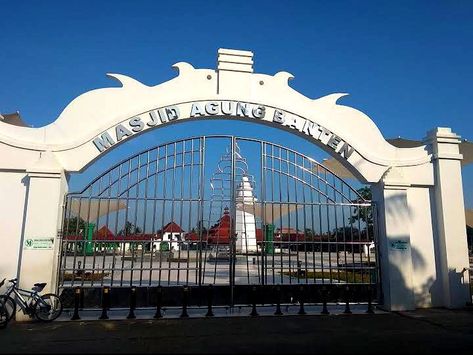 Masjid Agung Banten merupakan bukti peninggalan Kerajaan Banten sebagai kerajaan Islam di Nusantara. Bangunan masjid yang telah berusia lebih dari 4 abada ini masih kokoh hingga saat ini. Masjid Agung