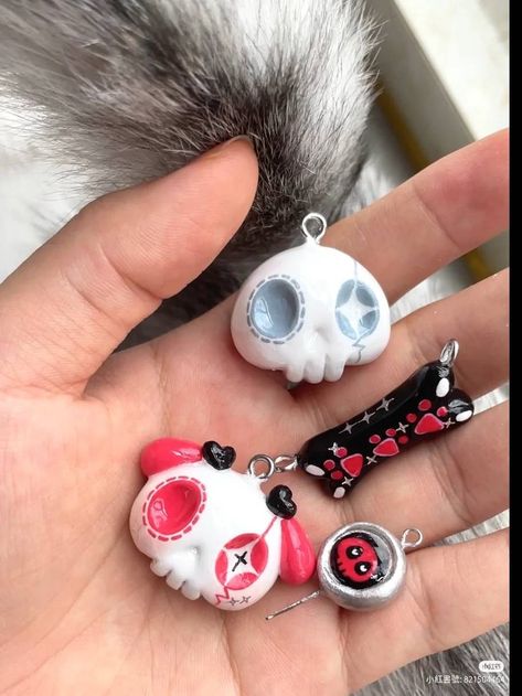 Air Dry Clay Skull, Cute Polymer Clay Figures, Gothic Clay Ideas, Clay Adventure Time, Anime Clay Art, Anime Polymer Clay, Biscuit Ideas, Clay Keychain, Tanah Liat