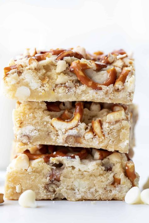 White Chocolate Pretzel Blondies are an indulgently sweet and salty treat made with white chocolate chips and pretzels. The dense and chewy blondies will satisfy your sweet tooth, plus give you the saltiness and crunch from the pretzels. Pretzel Blondies, Chewy Blondies, Pretzel Desserts, White Chocolate Pretzels, White Chocolate Blondies, Salty Treats, White Chocolate Cookies, Blondies Recipe, Birthday Desserts