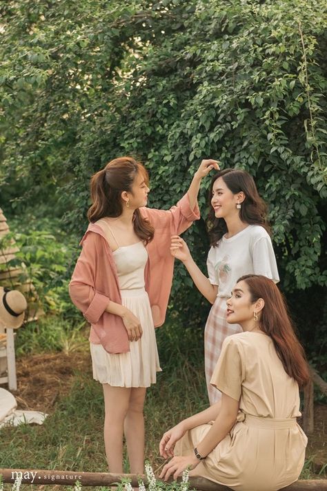 3 Girls Photoposes Ideas, Trio Poses, Sisters Photoshoot Poses, Friendship Photoshoot, Wedding Photoshoot Props, Sisters Photoshoot, Photoshoot Props, Thai Dress, Outdoor Photoshoot