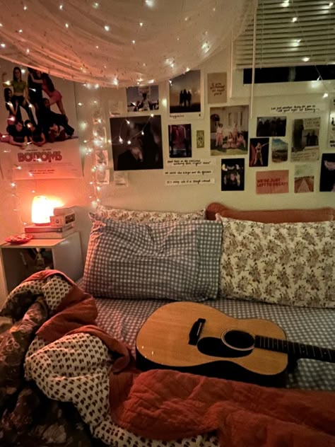 Bed Nook Ideas, Basement Bedroom Ideas No Windows, Jazz Bedroom, Tumblr Room, Y2k Room, Dorm Inspo, Cosy Room, Cozy Room Decor, Pretty Room