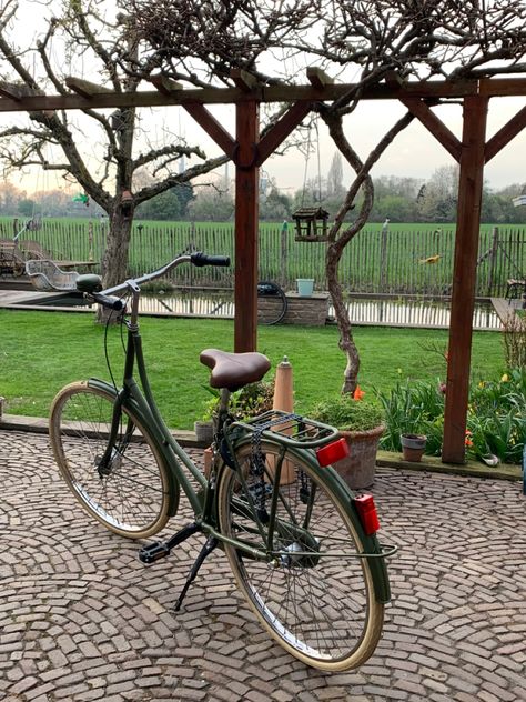 Bike Makeover, Holland Bike, Green Bicycle, Green Bike, Bike Aesthetic, Bike Ideas, Aesthetic Green, Green City, Garden Pool