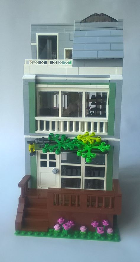 Townhouse in Sand Green | morecitybricks | Flickr Lego Mansion, Lego Design Ideas, Lego House Ideas, Lego Furniture, Lego Kits, Lego Table, Lego Diy, Lego Lovers, Lego Activities