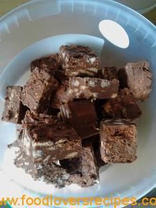 Chocolate Marie Biscuit Squares, Marie Biscuit Fudge, Fudge Recipes Uk, Skor Fudge Recipe, Beskuitjie Fudge, Biscuit Pudding, Marie Biscuit, Marie Beskuitjie Fudge, Tea Biscuits