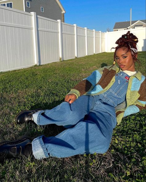 Denim overalls dickies outfit dr. martens y2k outfit ideas Overalls Black Women, Black Woman Fashion Aesthetic, Earthy Winter Outfits, Winter Overalls Outfit, Overalls Outfit Fall, Bby Bruh, Overalls Outfit Winter, Black Hooded Dress, Evil Costume