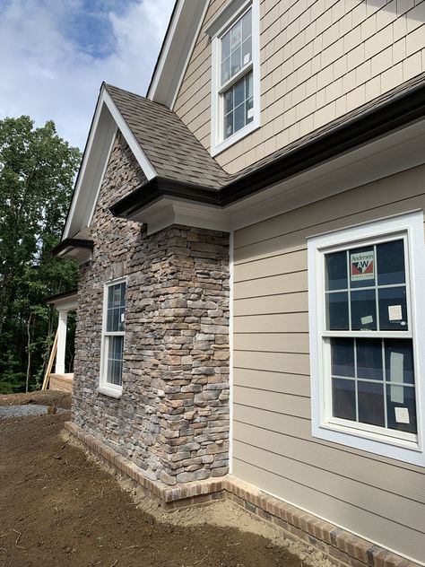 Stone bump out for garage Stone Bump Out Exterior, Stone Garage, Stone Front House, Southern Traditions, Tan House, Bump Out, Stone Siding, House Siding, Mountain House