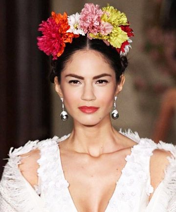 Fierce Frida Give a flower-adorned nod to the original purveyor of DIY flower crowns and bold brows, Frida Kahlo, in the form of a silk flower crown, like this one from the Carolina Herrera runway. Flamenco Hair, Frida Fashion, Silk Flower Crown, Mexican Hairstyles, Floral Headdress, Diy Wedding Hair, Diy Flower Crown, Vintage Veils, Romantic Wedding Hair