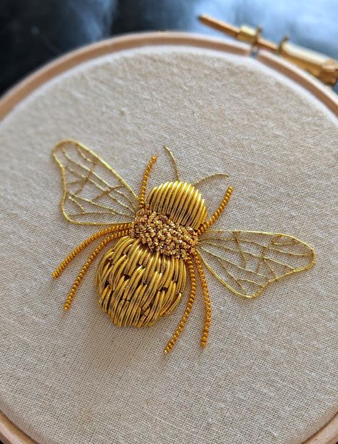 Product Introduction Design, Embroidery Goldwork, Goldwork Embroidery, Embroidery Products, Gold Work Embroidery, Fun Products, X Stitch, Bee Embroidery, Hand Work Embroidery