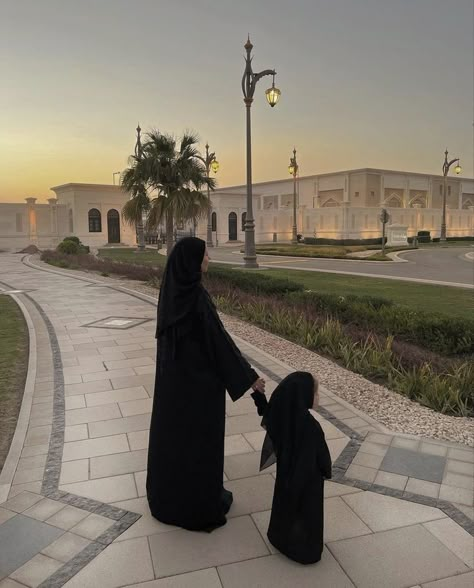 Mekka Islam, Muslim Couple Photography, Muslim Family, Muslim Pictures, Shotting Photo, Dream Family, Hijabi Aesthetic, Love In Islam, Cute Muslim Couples