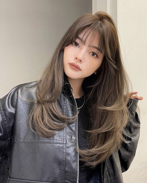 Korean Hair For Round Face, Wide Forehead Hairstyle Korean, Asian Round Face Haircuts, Hair Cuts For Thick Long Hair, Butterfly Cut With Bangs, Haircut 2025, Bangstyle Hair, Sleek Short Hair, Layered Hair With Bangs