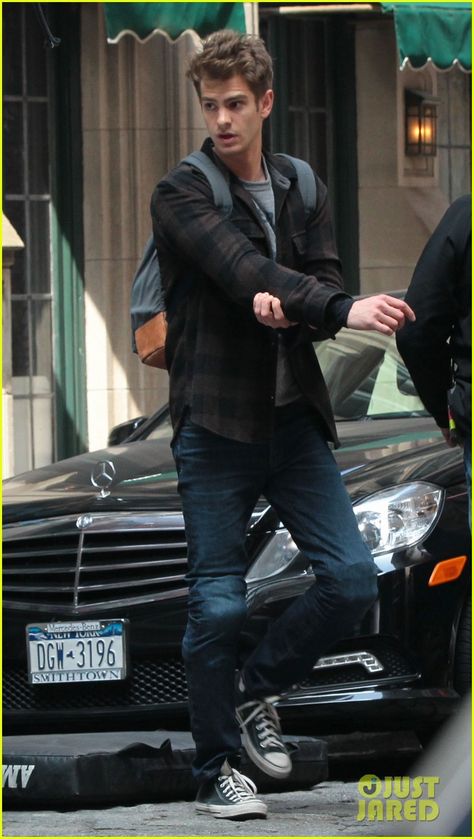 Emma Stone & Andrew Garfield: Day 82 on Spider-Man 2! Peter Parker Andrew Garfield, Emma Stone Andrew Garfield, Parker Outfit, Andrew Garfield Spiderman, Trening Sztuk Walki, Garfield Spiderman, Andrew Scott, Spider Man 2, Remus Lupin