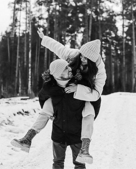 Snow Photography Couples, Snowy Couple Pictures, Couple Winter Photoshoot, Winter Couple Pictures, Couple Photography Winter, Country Couple Pictures, Christmas Couple Pictures, Snow Couple, Snow Photoshoot