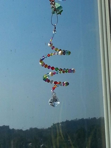 Memory Wire Suncatcher Diy, Memory Wire Suncatcher, Bead And Wire Suncatchers Diy, Christmas Suncatchers, Wire Suncatcher, Bead Suncatcher, Carillons Diy, Crystal Suncatchers Diy, Beaded Suncatcher