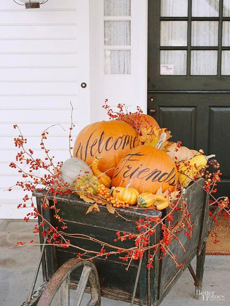 A wooden barrel on the porch filled with pumpkins that have black writing saying Welcome Friends. Decorate Garden, Fall Yard Decor, Outdoor Fall Decor Ideas, Fall Gardening, Pumpkin Display, Fall Front Porch Decor, Autumn Display, Diy Fall Wreath, Fall Front Porch