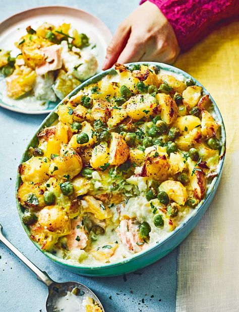 All the flavours of a chippy tea in a comforting pie that’s perfect for supper on Good Friday. Using marrowfat peas keeps that chip shop feel and also adds a welcome pop of colour to the topping. Family Fish Recipes, Fish Pie Recipe, Fish Dinners, Sainsburys Recipes, Savoury Pies, Canned Fish, Mushy Peas, Quick Food, Magazine Recipes