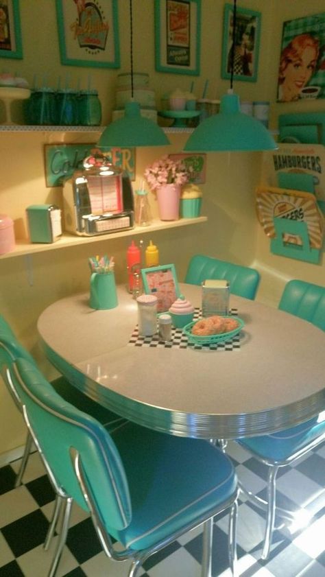 American Diner Kitchen, Cocina Shabby Chic, Deco Pastel, Pastel Kitchen, Retro Diner, Deco Retro, Pink Kitchen, Chic Kitchen, Kitchen Diner