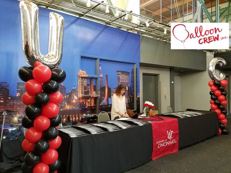 Trade show and marketing table decor with column balloons and letter "U" #marketingshows #tradeshowdecor #tradeshowballoons #corporateballoondecor Expo Ideas, Expo Stand, Vendor Table, Booth Displays, Craft Booth Displays, Letter U, Craft Booth, Tradeshow Booth, Balloon Columns