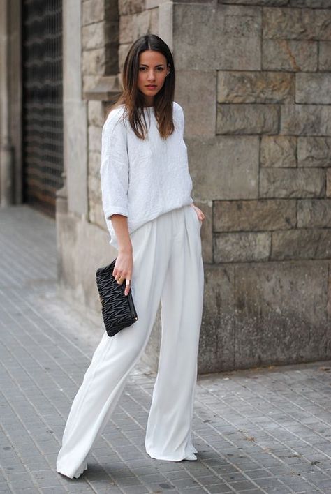 Can't get enough of an all white outfit. The pants and sweater also look so comfortable. All about that comfortable fashion. Minimalisticky Chic, Casual Chic Spring, Baddie Outfit, Walking Down The Street, Chicago Fashion, Style Casual Chic, All White Outfit, White Trousers, Mode Casual