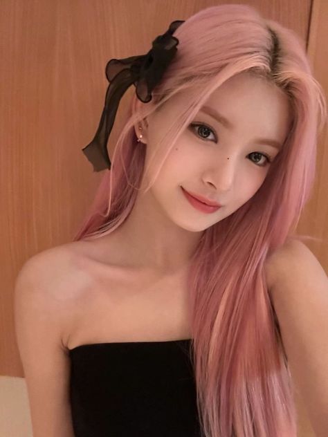 Everglow's Yiren pink hair Everglow Yiren, Yiren Everglow, How To Have Style, Girl With Pink Hair, Pop Queen, Hair Icon, Hair Inspo Color, Too Faced, Girl Icons