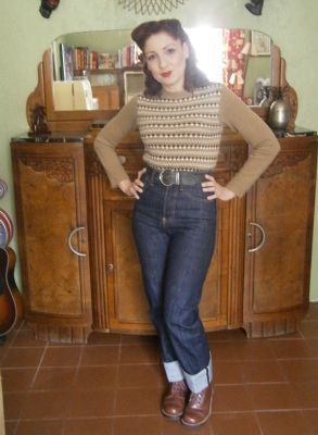 Rockabilly Jeans, Mode Rockabilly, Rockabilly Girl, Rockabilly Outfits, Retro Jeans, Look Retro, Vintage Wardrobe, 40s Fashion, Coat Racks