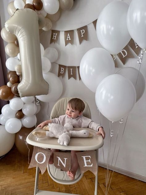 1 Year Birthday Party Ideas, Simple First Birthday, Baby Birthday Photoshoot, 1st Birthday Balloons, Crafts For Preschoolers, Baby First Birthday Cake, Baby Birthday Decorations, Boys 1st Birthday Party Ideas, 1 Year Birthday