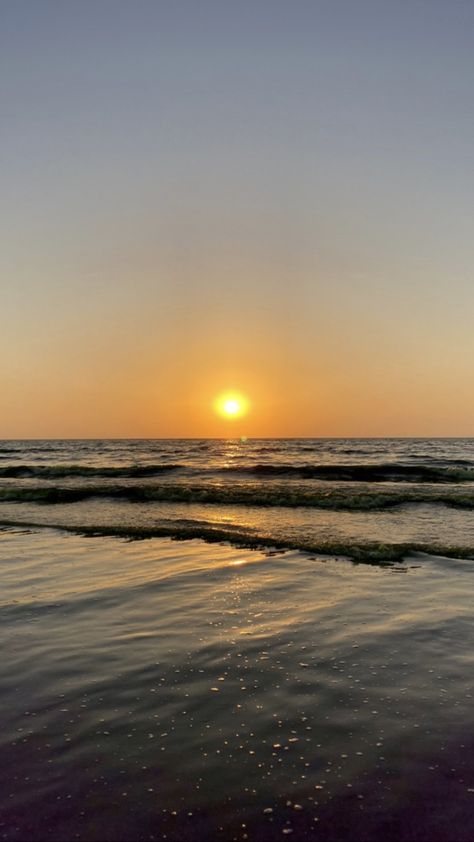 Arabian sea Karachi Pakistan #sunset #sea #wallpaper Karachi Snaps, Karachi Sea View, Sea Pictures, Sea Wallpaper, Arabian Sea, Sunset Sea, Karachi Pakistan, Learning Websites, Sea View