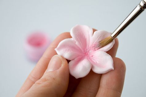 How to make a gum paste flower | CakeJournal | How to make beautiful cakes, sweet cupcakes and delicious cookies Gum Paste Flowers Cake, Cake Decorating Flowers, Sugar Paste Flowers, Flower Felt, Fondant Flower Tutorial, Fondant Flower Cake, Fondant Bow, Fondant Figures Tutorial, Icing Flowers