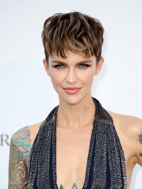 Pixie Cut Celebrity Pixie Cut, Celebrity Short Hair, Longer Pixie Haircut, Edgy Haircuts, Very Short Haircuts, Fall Hair Cuts, Looking For Alaska, 90s Hairstyles, Very Short Hair