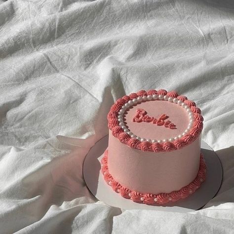 Simple Birthday Cake Designs, 19th Birthday Cakes, 17 Birthday Cake, B Day Cake, Small Birthday Cakes, Barbie Birthday Cake, Vintage Birthday Cakes, Pink Birthday Cakes, Mini Cakes Birthday