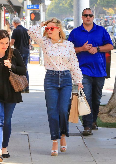 Reese Witherspoon Outfits That Are Easy to Copy - PureWow Reese Witherspoon Outfits, High Heel Hacks, Heel Hacks, Celebrity Shopping, Reese Whiterspoon, Reese Witherspoon Style, Soft Gamine, Mother Jeans, Over 50 Womens Fashion