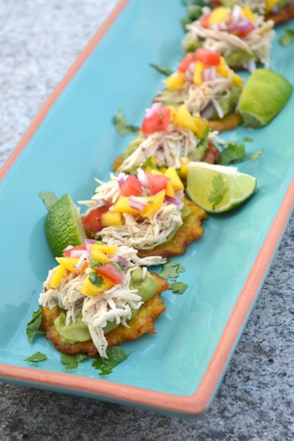 Pulled Chicken Tostones Bites_02 Chicken Tostones, Fiesta Recipes, Mini Hamburgers, Plantain Recipes, Boricua Recipes, Colombian Food, Pulled Chicken, Amazing Appetizers, Hispanic Food