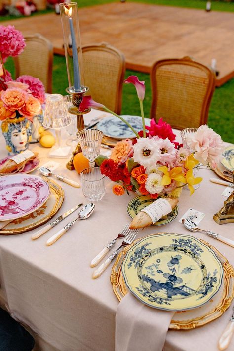 Looking for misatched plate ideas? Look no further than this colorful and romantic wedding in Italy! PPhotography: Roberto Ramos (https://robinramosphotographer.com/) Wildflower Place Setting, Dinner Table Setting Everyday, Italian Wedding Table Decor, Table Serving Ideas, Table Setting Ideas Home, Mismatched Plates Table Setting, Family Dinner Table Setting, Colorful Wedding Table Settings, Bougainvillea Tablescape