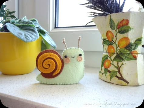 Felt snail Felt Snail Pattern Free, Felt Snail Pattern, Felting Fabric, Felt Snail, Felt Plushie, Needle Felting Diy, Felt Stories, Felt Crafts Christmas, Felt Sheets