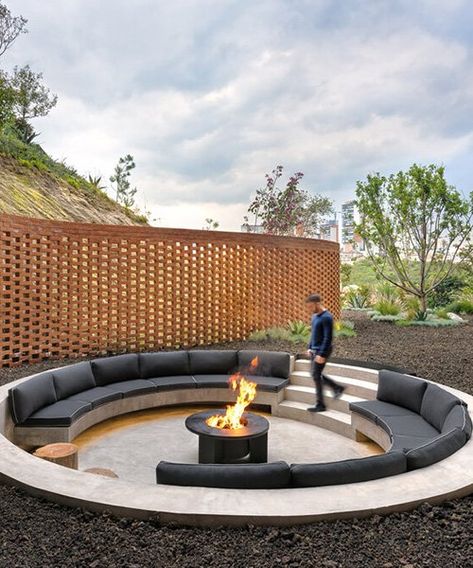 Circular Sunken Fire Pit, Garden Pit Ideas, Conversation Fire Pit, Outdoor Circular Seating, Circular Outdoor Seating Area, Outside Conversation Pit, Garden Conversation Pit, Underground Fire Pit Seating, In Ground Fire Pit With Seating