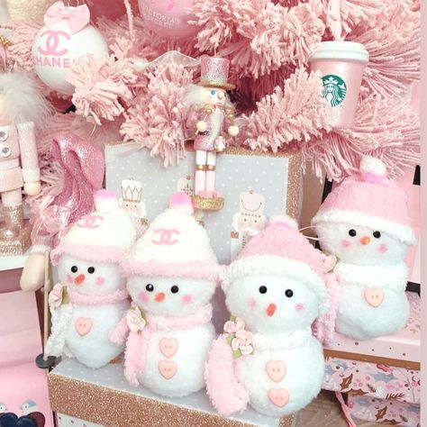 Pink Christmas Aesthetic, Pink Christmas Bedroom, Kawaii Inspiration, Coquette Winter, Pink Christmas Trees, Pink Decorations, Pink Snowman, Pink Ornaments, Christmas Princess