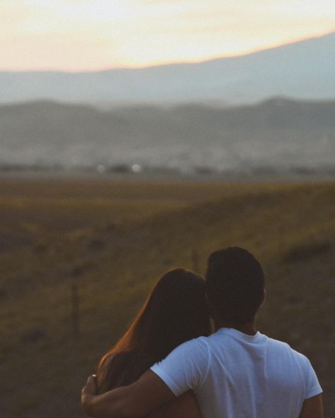 POV you’re shy at taking photos or don’t like to show your face on social media. No worries! I love faceless poses 🫶 (these were also my sisters engagement photos) • • • #photooftheday #photography #photographer #silhouette #sunset #sunsetportrait #sunsetphotography #couplephotography #coupleshoot #engagement #engagementphotos #photoshoot #candidphotography #candid #film #filmphotography Photographer Silhouette, Faceless Poses, Silhouette Sunset, Taking Photos, Candid Photography, Couple Shoot, Sunset Photography, Film Photography, Couple Photography