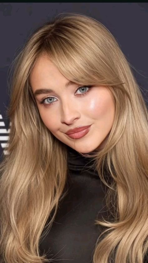 Sabrina Carpenter Inspired Hair, Sabrina Carpenter Blonde, Blonde No Highlights, Sabrina Carpenter Hair Color, Sabrina Carpenter Curtain Bangs, Brunette Sabrina Carpenter Hair, Sabrina Carpenter Hair Bangs, Sabrina Carpenter Hairstyles, Sabrina Carpenter Summer